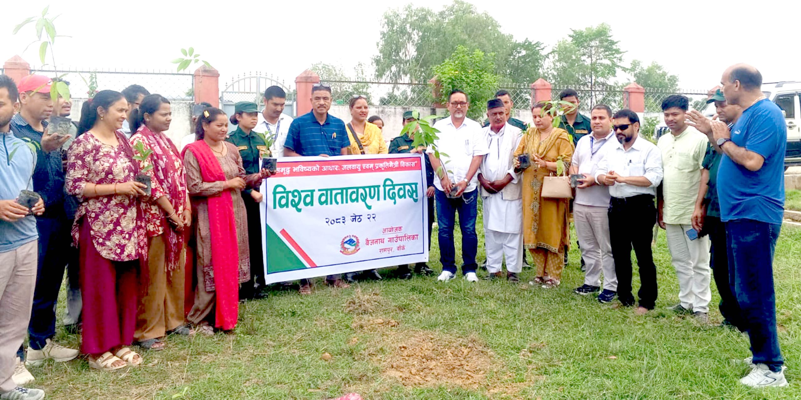 बैजनाथ गाउँपालिकाले बृक्षारोपण गरी मनायाे विश्व वातावर‌ण दिवस