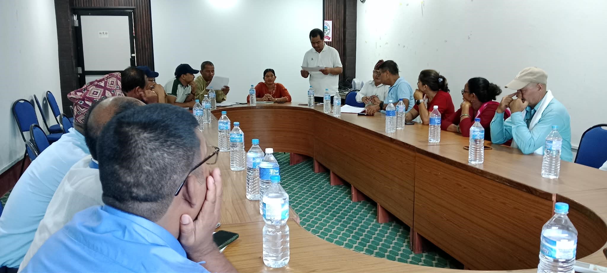 विपद् सामग्री वितरण गर्दै बाँसगढी नगरपालिका